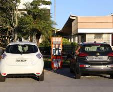 Carros elétricos sendo abastecidos em eletropostos