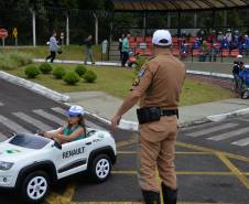 Em parceria com a Ecovia, Detran-PR leva alunos de Pinhais para aprender sobre o trânsito na minipista