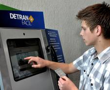 O Departamento de Trânsito do Paraná inicia a segunda etapa de instalação dos terminais de autoatendimento, para solução rápida de serviços que não exijam a presença dos usuários nas sedes do Detran.