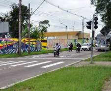
O Departamento de Trânsito do Paraná (Detran) e a prefeitura de Curitiba lançaram nesta quarta-feira (21), um projeto piloto de implantação de espaços exclusivos para motos. A nova sinalização foi instalada nos dois sentidos da Avenida Victor Ferreira do Amaral, no bairro Tarumã, próximo à sede do Detran. 
