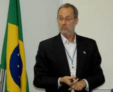 O diretor-geral do Departamento de Trânsito do Paraná (Detran), Marcos Traad, fala durante  audiência pública sobre a alteração do Registro de Contrato de Financiamento de Veículos. Foto: Paulo Rosa/Detran