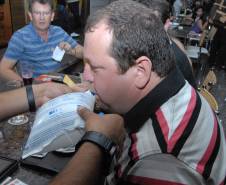 A campanha educativa “Se Liga no Trânsito – Se beber não dirija”, promovida pelo Departamento de Trânsito do Paraná, chegou aos bares de Maringá ontem quinta-feira (03) e vai até domingo (06).

