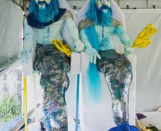 Equipe da Cia dos Ventos confecciona os bonecos gigantes que serão usados na Virada Cultural Paraná 2014 em montagens sobre educação no trânsito.Foto: Yasmim Rodrigues