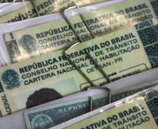 O Departamento de Trânsito do Paraná (Detran) orienta os motoristas: é ilegal comercializar ou assumir pontos de multas na Carteira Nacional de Habilitação (CNH), livrando o verdadeiro responsável.