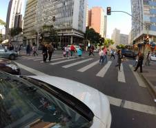Dados do Departamento de Trânsito do Paraná (Detran) revelam que o número de acidentes, vítimas e mortes envolvendo pedestres caiu no Estado nos últimos dois anos. 