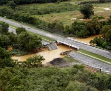 Enchentes e deslizamentos em Morretes e Antonina.  Ponte que caiu na BR 277, que liga Curitiba a Paranaguá.Morretes, 12-02-2011.Foto: Orlando Kissner/AENotícias