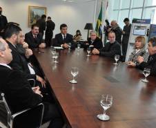 O governador Beto Richa assinou nesta quarta-feira (14) projeto de lei que altera e regulamenta a atividade dos despachantes de trânsito no Paraná. 
