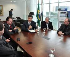 O governador Beto Richa assinou nesta quarta-feira (14) projeto de lei que altera e regulamenta a atividade dos despachantes de trânsito no Paraná. 