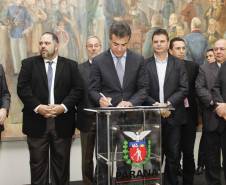 Governador Beto Richa assina convênio para obras de sinalização viária para 40 municípios, junto com o diretor geral do Detran, Marcos Traad