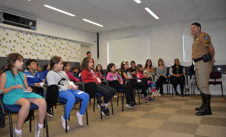 Em parceria com a Ecovia, Detran-PR leva alunos de Pinhais para aprender sobre o trânsito na minipista