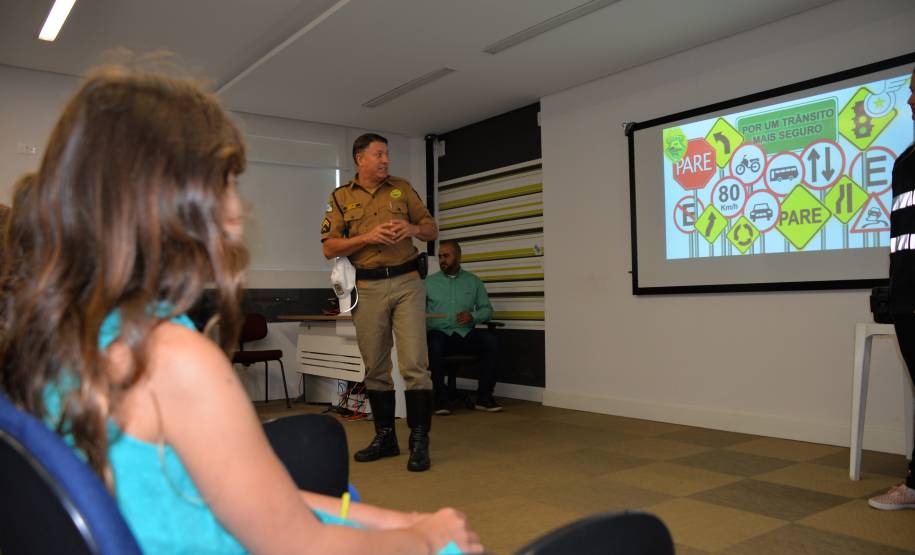 Em parceria com a Ecovia, Detran-PR leva alunos de Pinhais para aprender sobre o trânsito na minipista