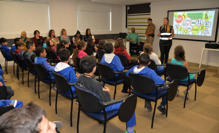 Em parceria com a Ecovia, Detran-PR leva alunos de Pinhais para aprender sobre o trânsito na minipista
