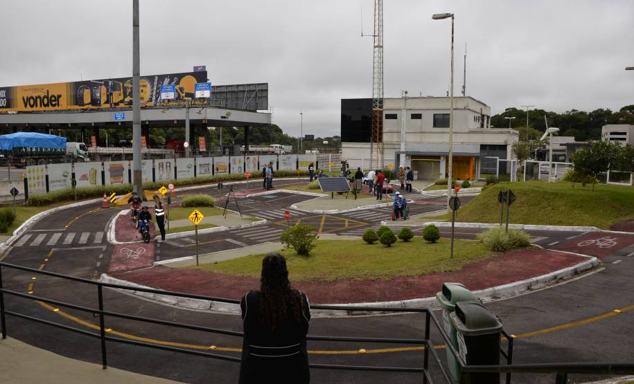 Em parceria com a Ecovia, Detran-PR leva alunos de Pinhais para aprender sobre o trânsito na minipista