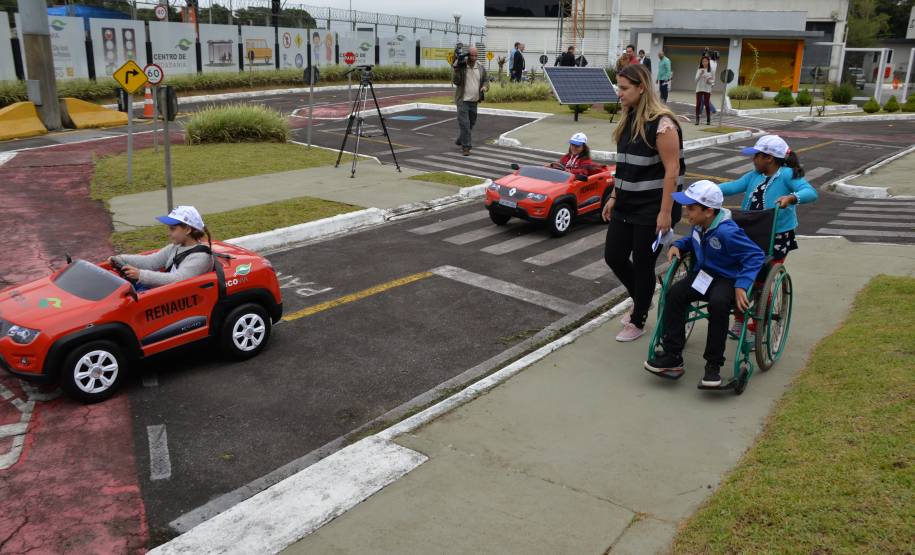 Em parceria com a Ecovia, Detran-PR leva alunos de Pinhais para aprender sobre o trânsito na minipista
