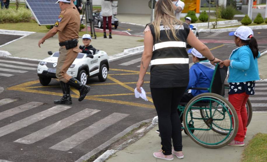 Em parceria com a Ecovia, Detran-PR leva alunos de Pinhais para aprender sobre o trânsito na minipista
