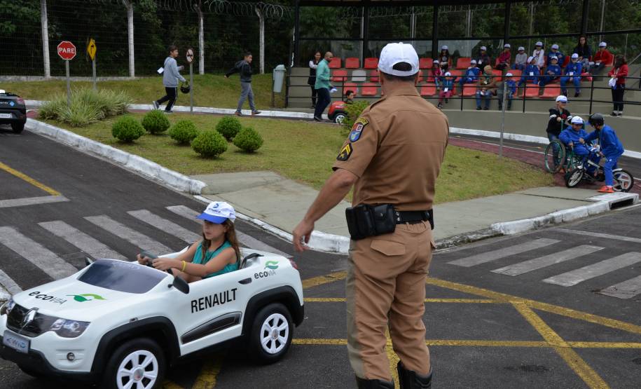 Em parceria com a Ecovia, Detran-PR leva alunos de Pinhais para aprender sobre o trânsito na minipista