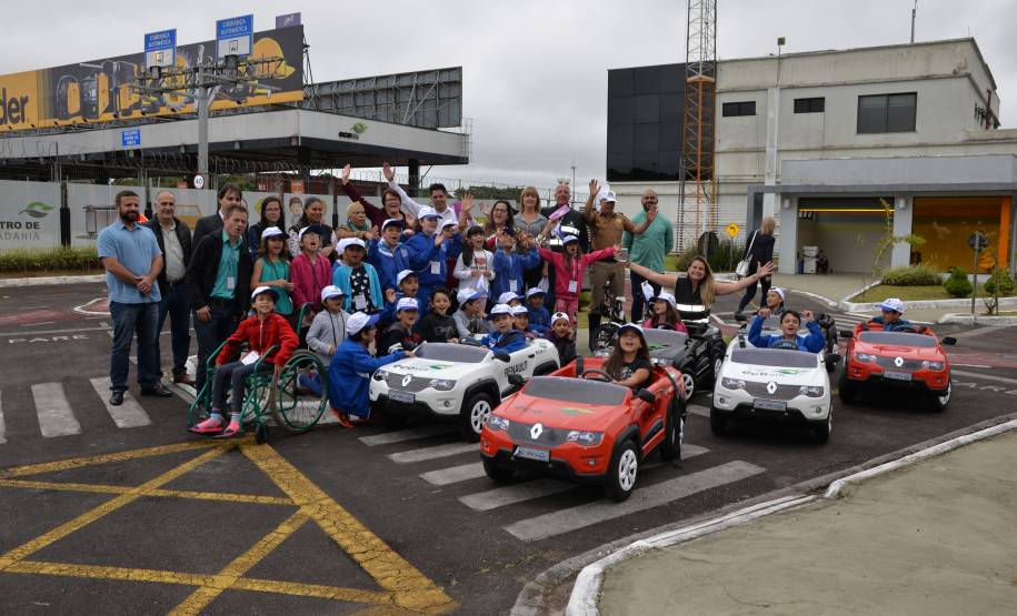 Em parceria com a Ecovia, Detran-PR leva alunos de Pinhais para aprender sobre o trânsito na minipista