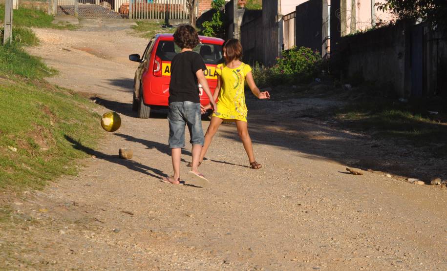 No período de férias escolares (de dezembro a fevereiro), as crianças tendem a brincar mais nas ruas e assim também podem estar mais expostas aos riscos de acidentes de trânsito. Pensando nisso, o Departamento de Trânsito do Paraná (Detran) elaborou algumas dicas aos pais e motoristas para garantir a segurança e boas lembranças dos dias de lazer.