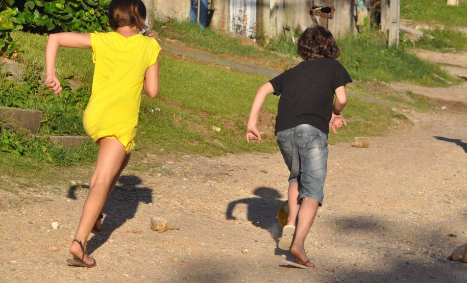 No período de férias escolares (de dezembro a fevereiro), as crianças tendem a brincar mais nas ruas e assim também podem estar mais expostas aos riscos de acidentes de trânsito. Pensando nisso, o Departamento de Trânsito do Paraná (Detran) elaborou algumas dicas aos pais e motoristas para garantir a segurança e boas lembranças dos dias de lazer.