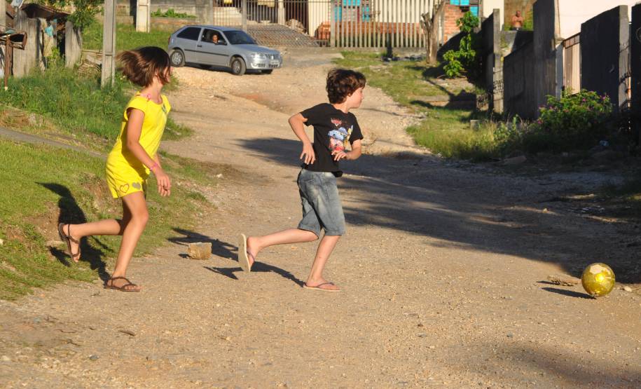 No período de férias escolares (de dezembro a fevereiro), as crianças tendem a brincar mais nas ruas e assim também podem estar mais expostas aos riscos de acidentes de trânsito. Pensando nisso, o Departamento de Trânsito do Paraná (Detran) elaborou algumas dicas aos pais e motoristas para garantir a segurança e boas lembranças dos dias de lazer.