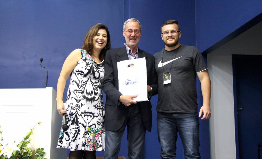 O diretor-geral do Detran Paraná, Marcos Traad, palestrou na noite desta terça-feira (18), para acadêmicos de psicologia no Centro Universitário Autônomo do Brasil – UniBrasil, em Curitiba. O encontro teve como tema “Mobilidade Urbana e Psicologia no Trânsito” e Traad falou sobre o comportamento dos motoristas e atuação dos psicólogos na formação dos condutores.